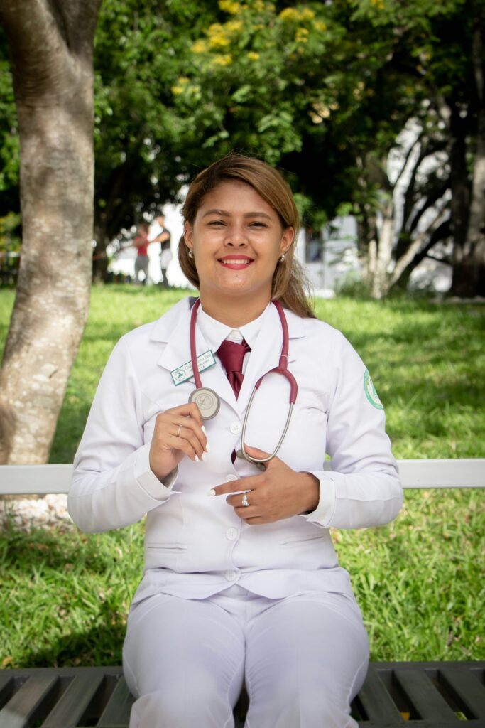 Médica da clínica sorrindo