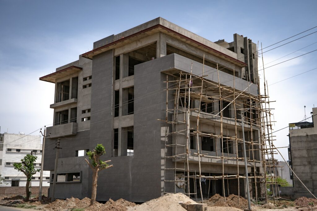 Prédio comercial em construção