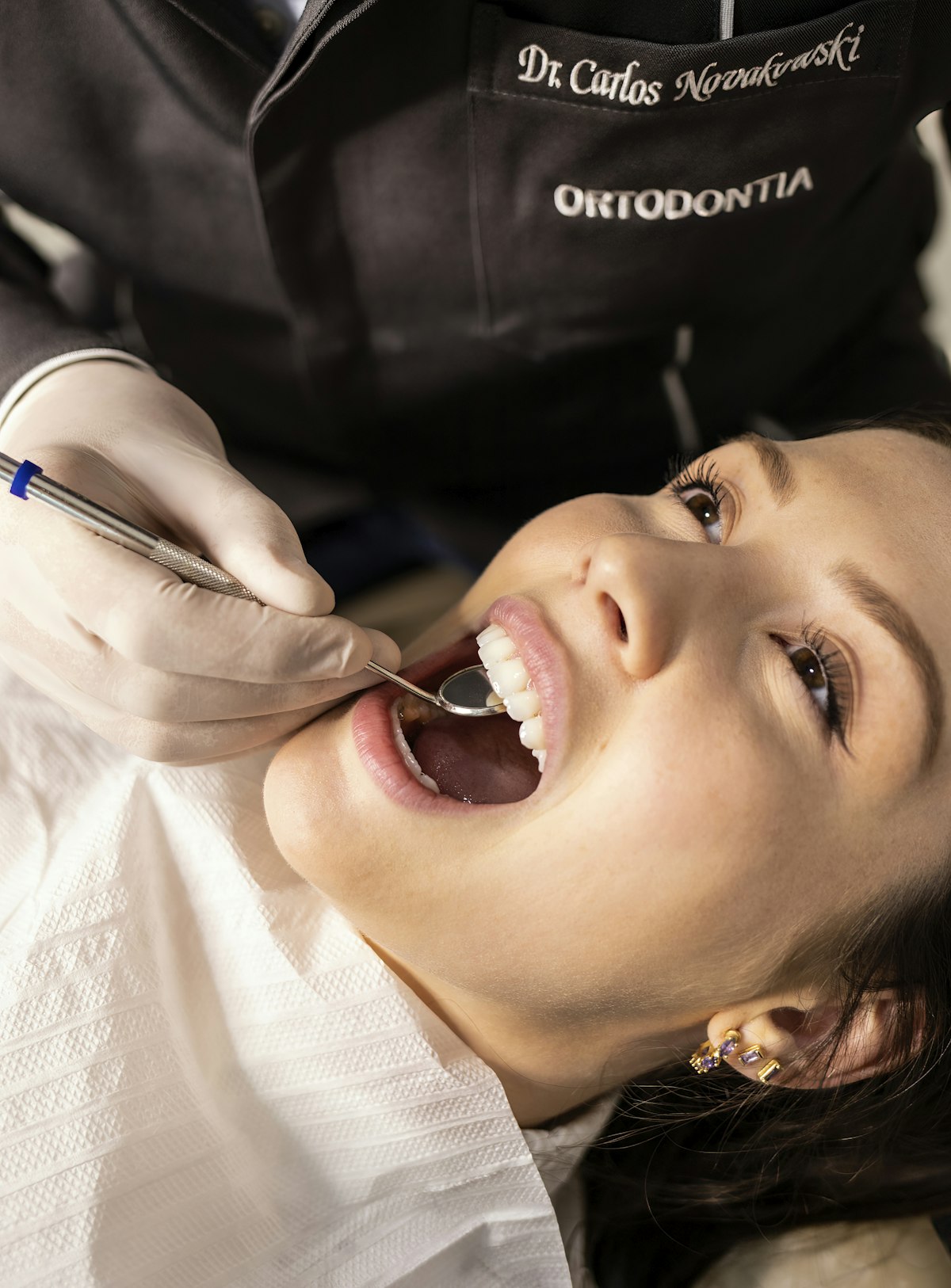 Dentista atendendo paciente