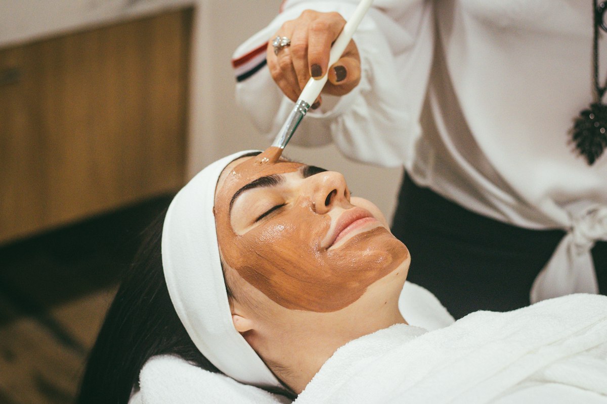 Cliente recebendo máscara facial