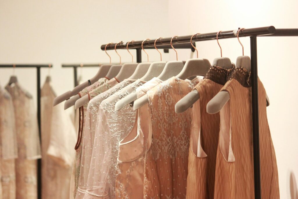 Arara com blusas em tons neutros