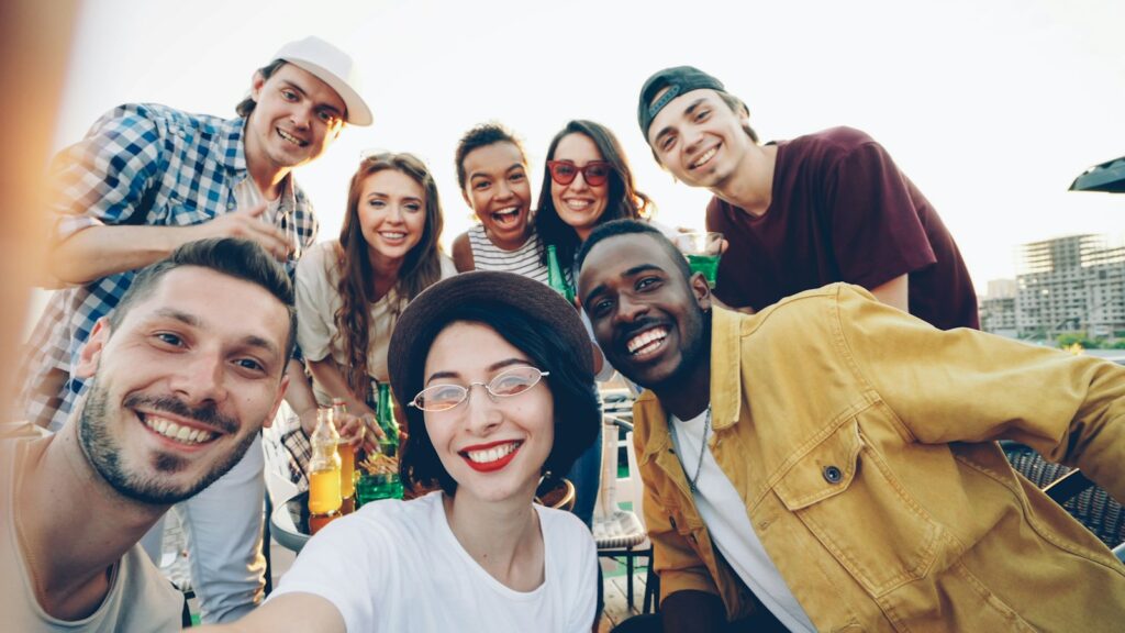Grupo de amigos sorrindo