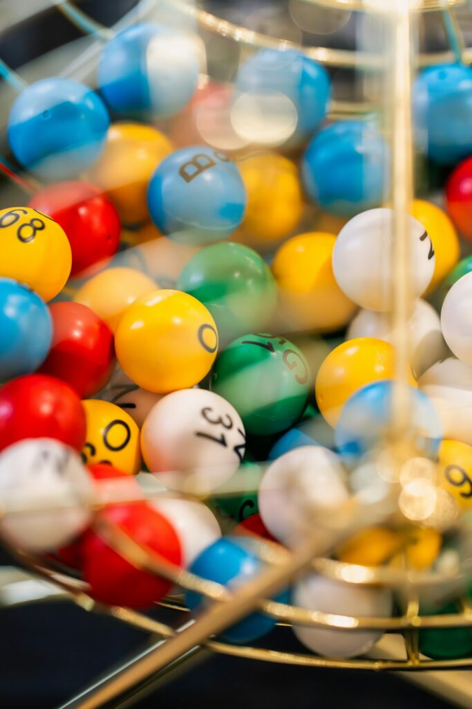 Bolas coloridas em um globo