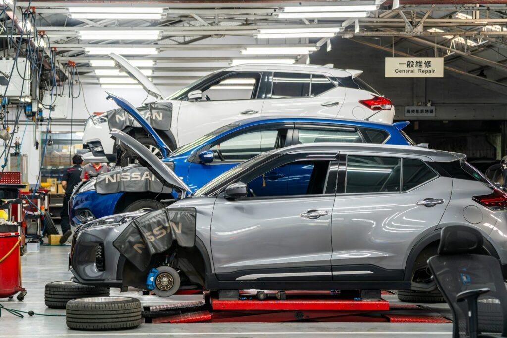 Carros em manutenção na oficina