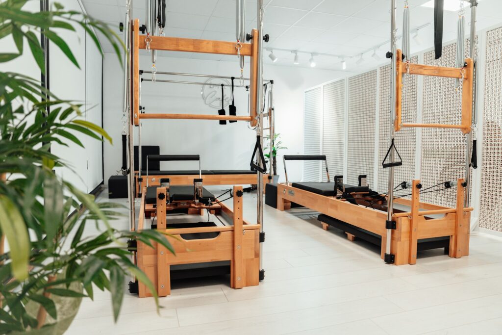 Aparelhos de pilates no estúdio