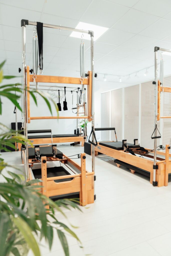 Sala do estúdio com aparelhos e plantas