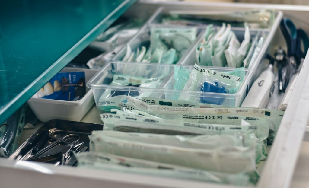 Instrumentos embalados após a esterilização