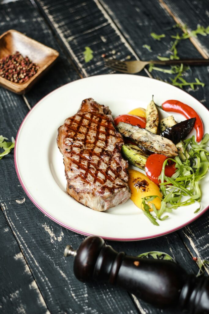 Carne grelhada com legumes