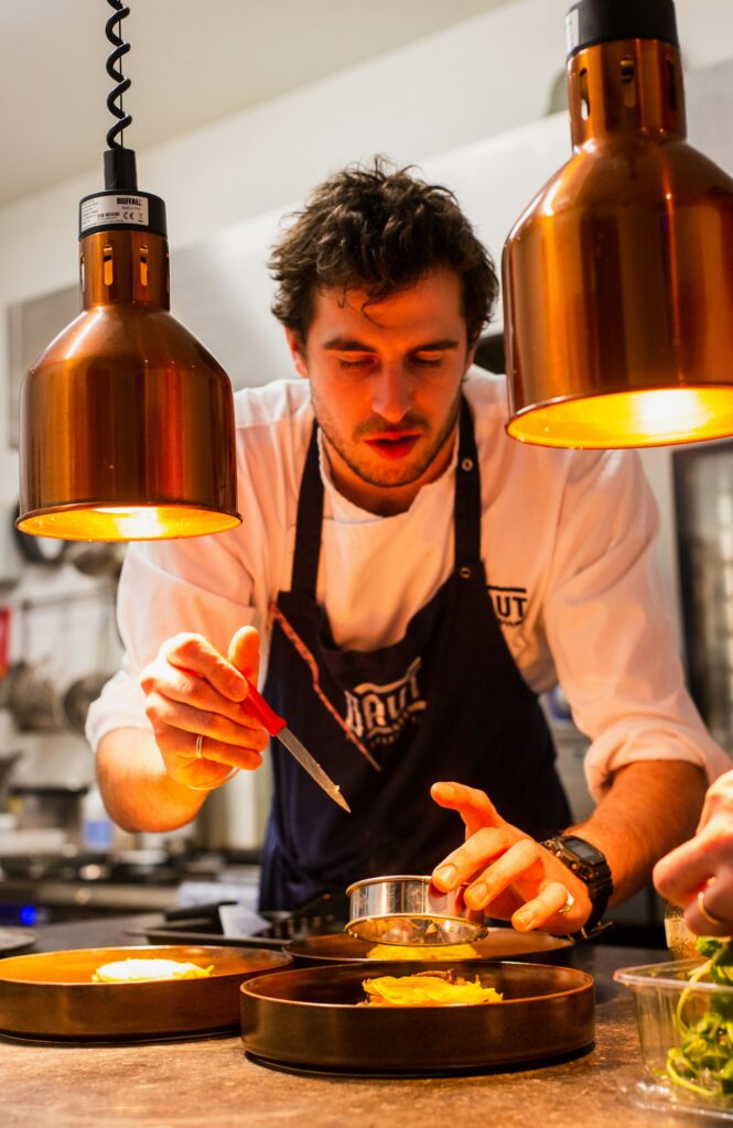 Cozinheiro preparando um prato