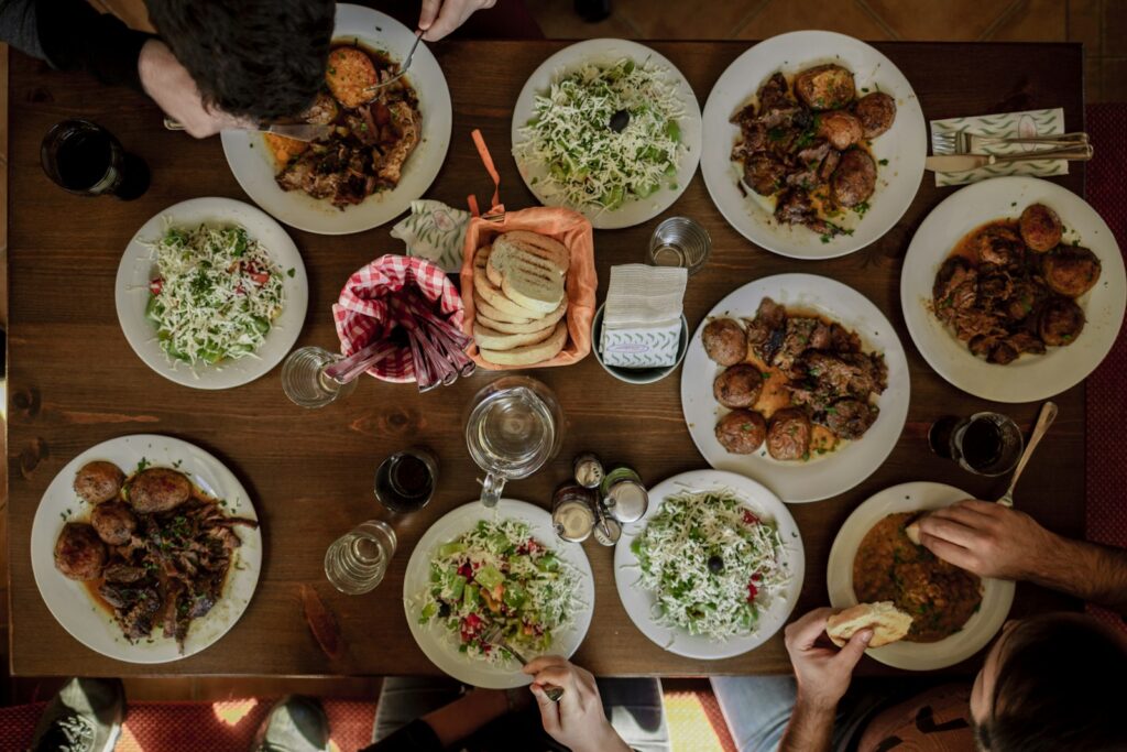 Mesa com pratos variados