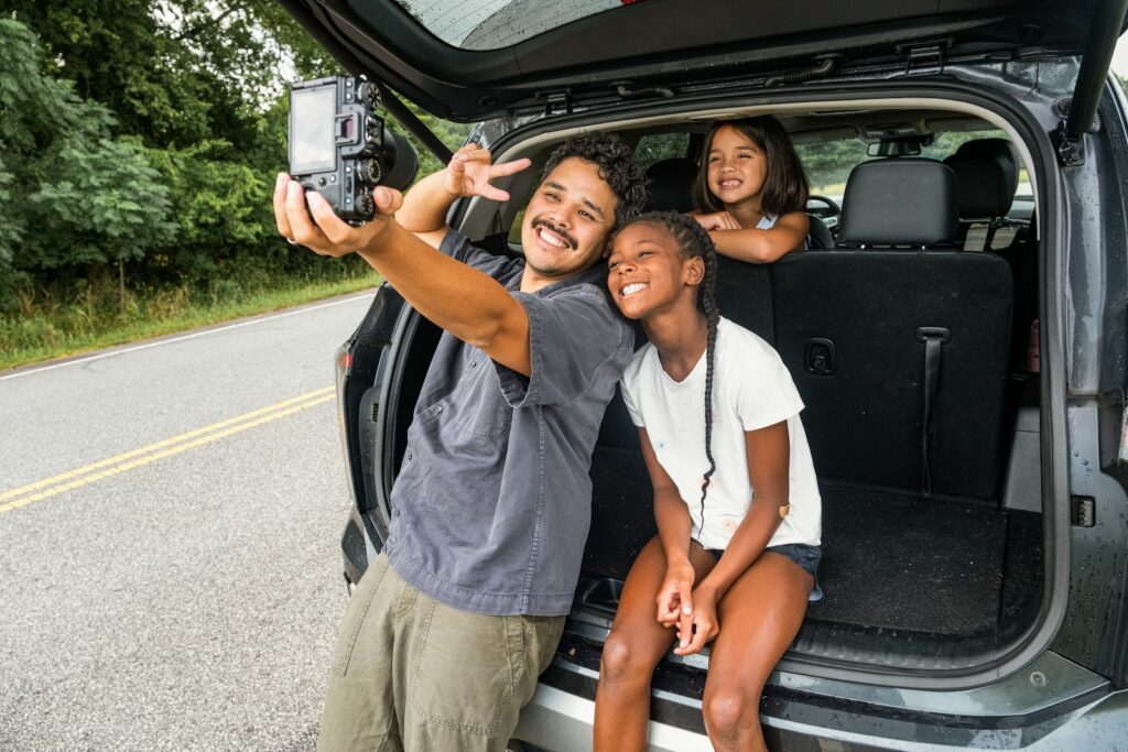 Família junto ao carro