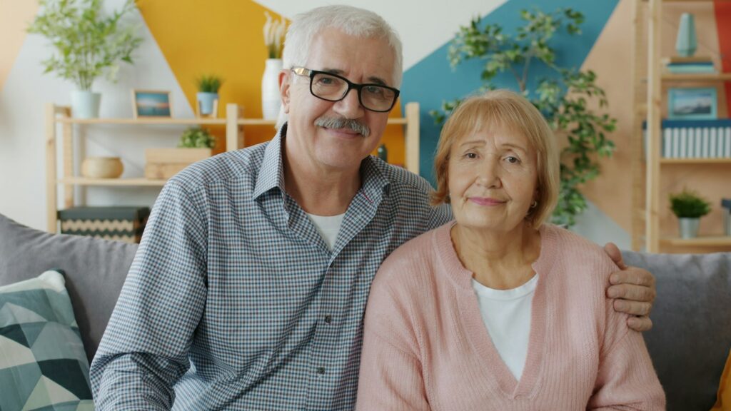 Casal de idosos sorrindo