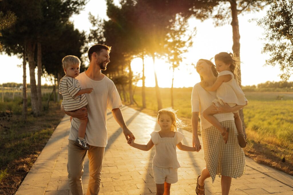 Família caminhando ao pôr do sol