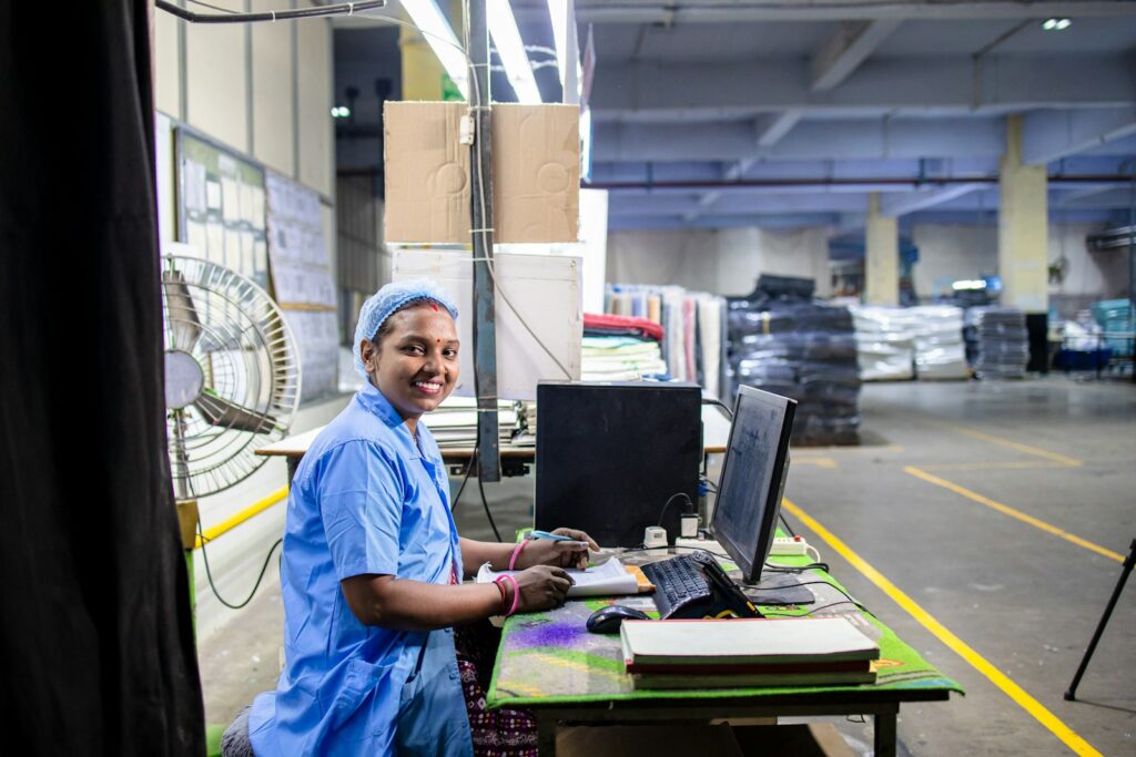 Computador em uso em uma fábrica