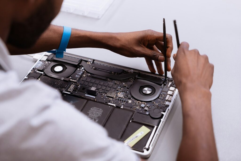 Técnico fazendo manutenção em notebook em Cajamar